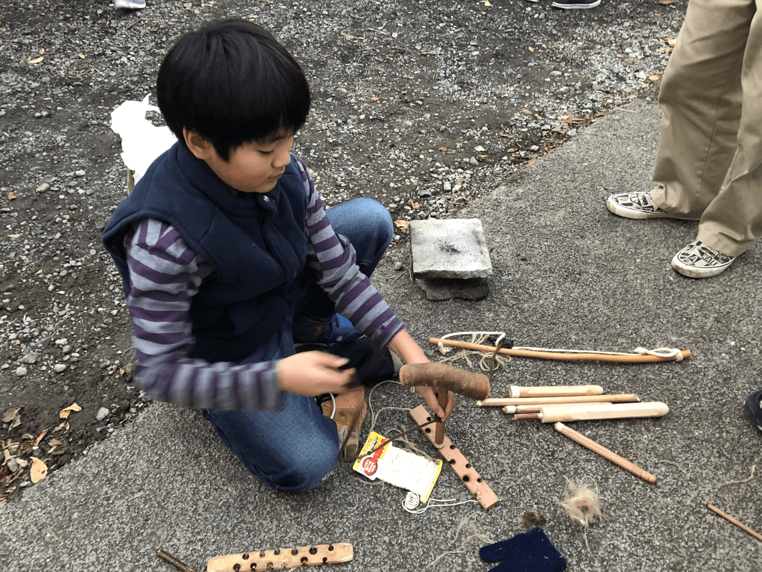 火起こしをする少年