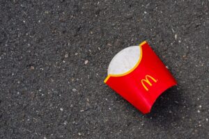 【悲報】マクドナルドにて。親子に座席を乗っ取られました